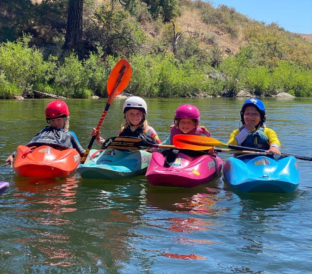 Camp d'été, kayak en eau vive